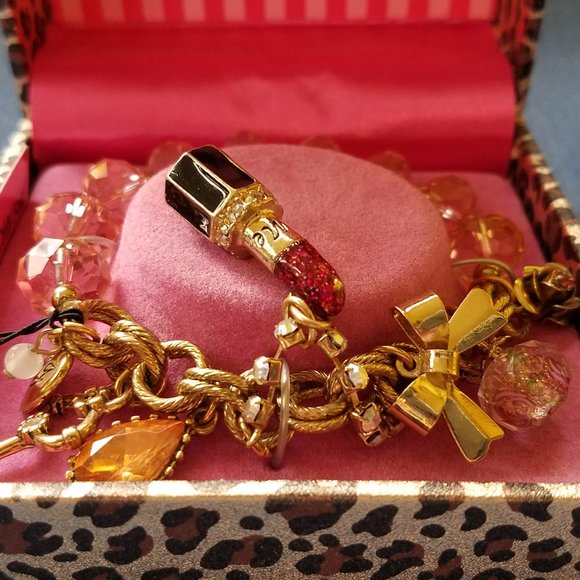 💄💋Betsey Johnson RARE & HARD TO FIND Lipstick Charm Bracelet - NWT&B💋💄 - Picture 12 of 15